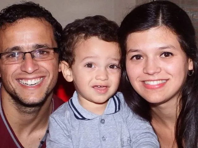 Papá y Mamá junto a su pequeño jugando en la Sala